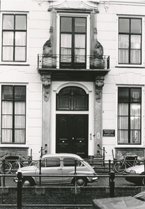 850886 Gezicht op de ingangspartij van het Nederlands Instituut voor Kerkmuziek (Plompetorengracht 3) te Utrecht, vanaf ...